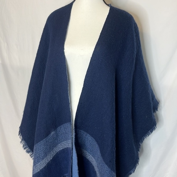 Woolrich blanket style poncho - Picture 4 of 8